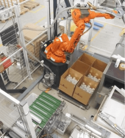 Roboterlösung bei Plus Pack A/S für die Handhabung von Aluminiumschalen