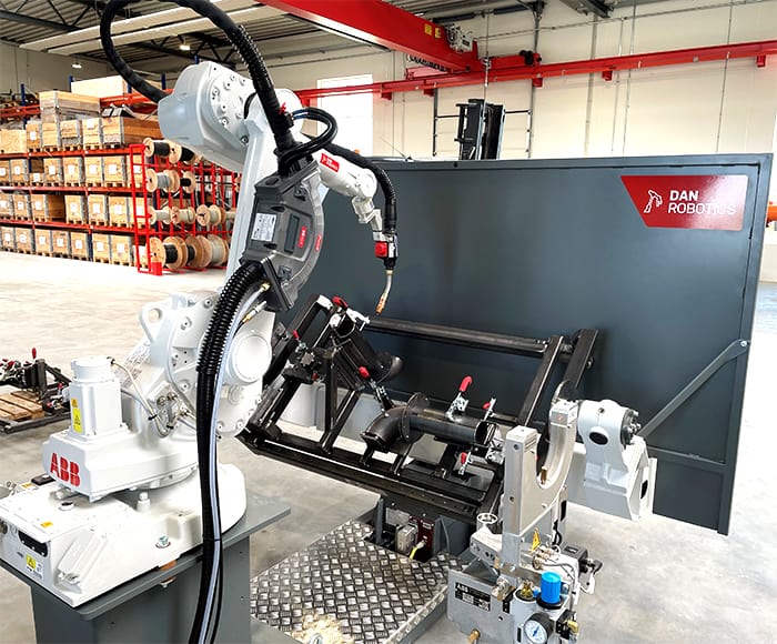 Schweißroboter mit Vorrichtung und Manipulator