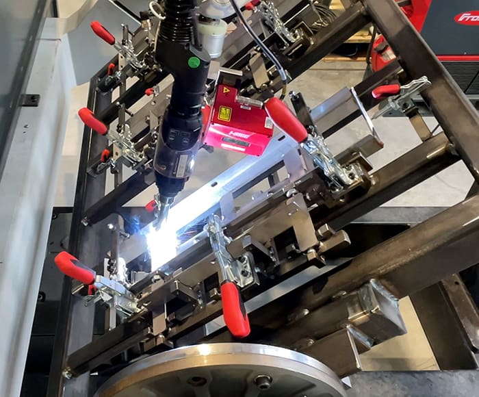 Roboterschweißen mit Halterung und Manipulator