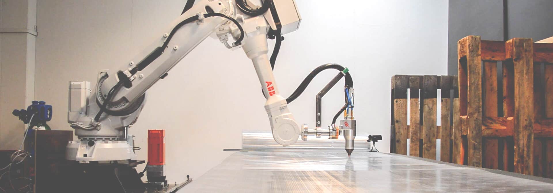 Laserschneidroboter für PolyTech