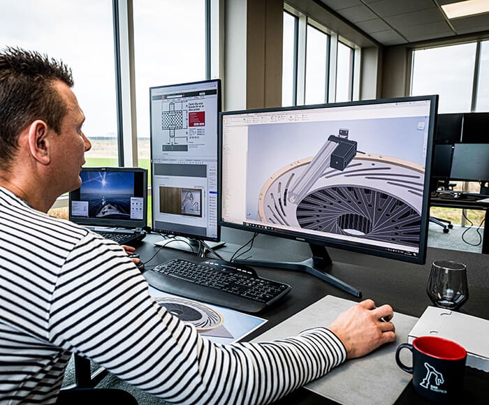 DanRobotics-Mitarbeiter arbeitet an seinem Computer an einer Konstruktionszeichnung