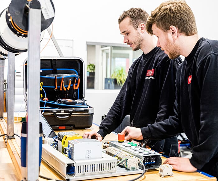 DanRobotics Servicetechniker arbeiten zusammen